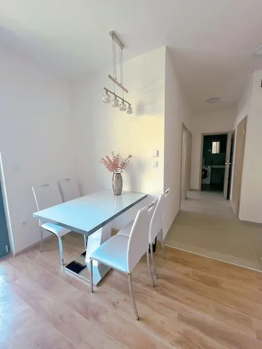 Spacious Rooms With Balcony And Garage Budapest Appartamento