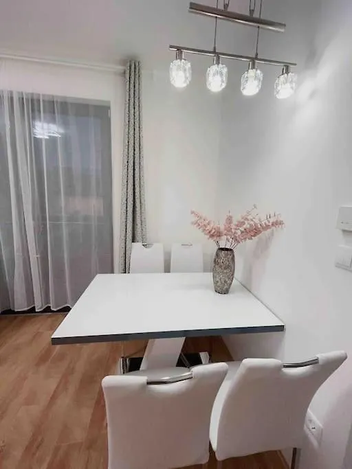 Spacious Rooms With Balcony And Garage Budapest